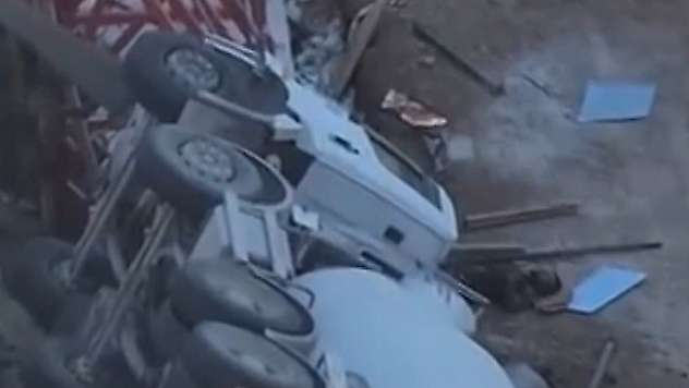 Yolda oluşan çökme nedeniyle beton mikseri devrildi: 1 yaralı