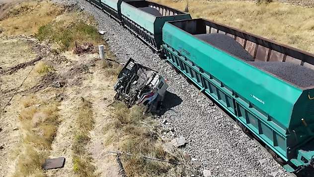 Yük treni hemzemin geçitte kamyona çarptı: 1 yaralı