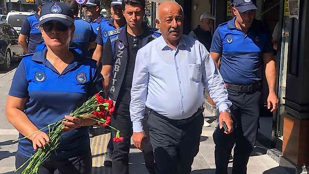 Adıyaman'da zabıta ekipleri esnafa ve vatandaşa karanfil dağıttı