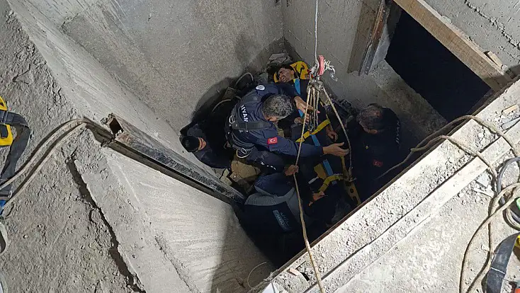 Adıyaman Belediyesi İtfaiyesinden zamanla yarışan kurtarma operasyonu