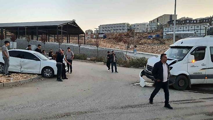 Adıyaman'da otomobil minibüsle çarpıştı: 4 yaralı