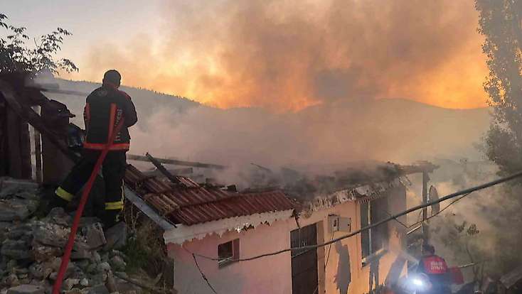 Akrabasını yakarak öldürmeye çalıştığı iddia edilen şahıs tutuklandı