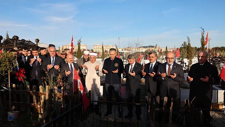 Bakan Yerlikaya ve beraberindeki heyetten deprem şehitliğine ziyaret