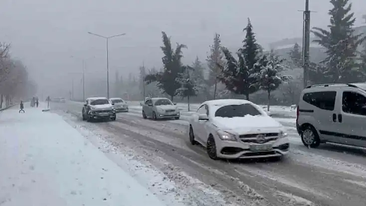 Besni'de kar yağışı hayatı olumsuz etkiledi