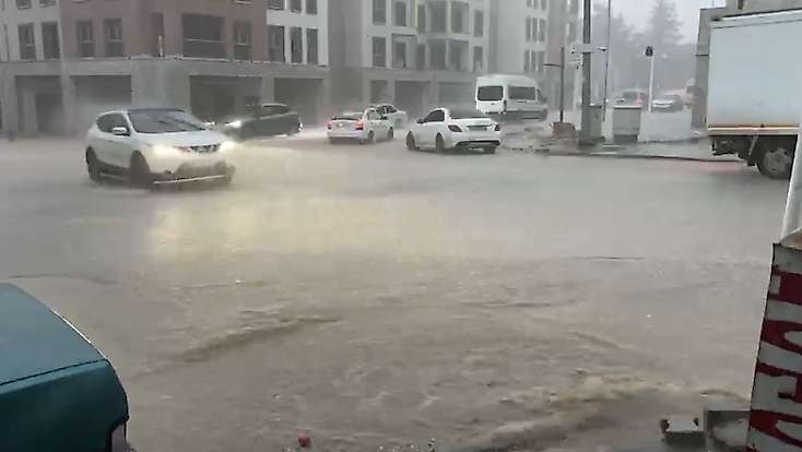 Besni'de sağanak yağış: Cadde ve sokaklar göle döndü