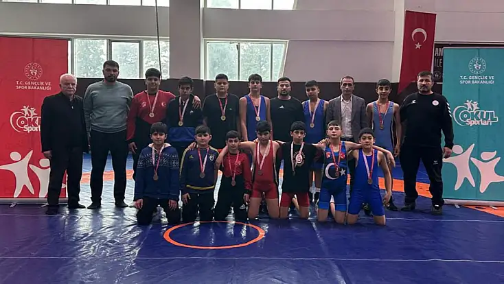 Besni’li Öğrenciler Güreş’te Madalyalara ambargo koydu