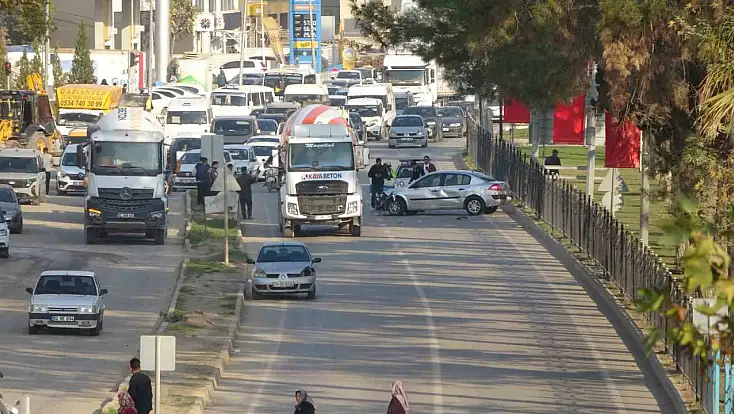 Çarpışan araçlar bulvarı trafiğe kapattı