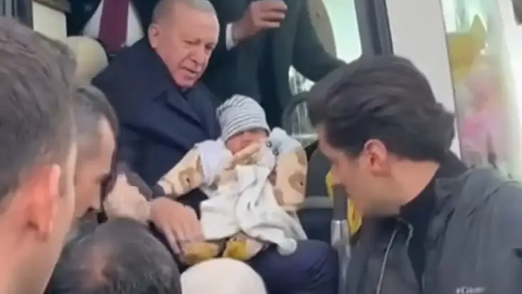 Cumhurbaşkanı Erdoğan, 4 aylık bebeği görünce konvoyu durdurdu