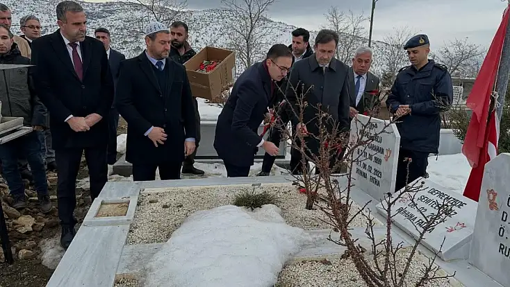 Deprem şehitleri kabirleri başında dualarla anıldı