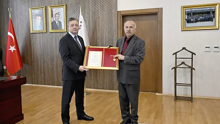 Enkazda kaybettiği Gazilik madalyasının yenisine kavuştu