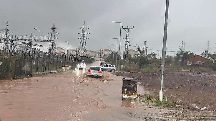 Gölbaşı’nda Sağanak Yağış Hayatı Olumsuz Etkiledi: TOKİ Caddesi Göle Döndü