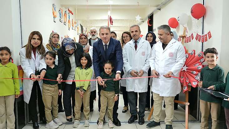 İl Müdürü Tosun Cumhuriyet Bayramı Sergisini gezdi