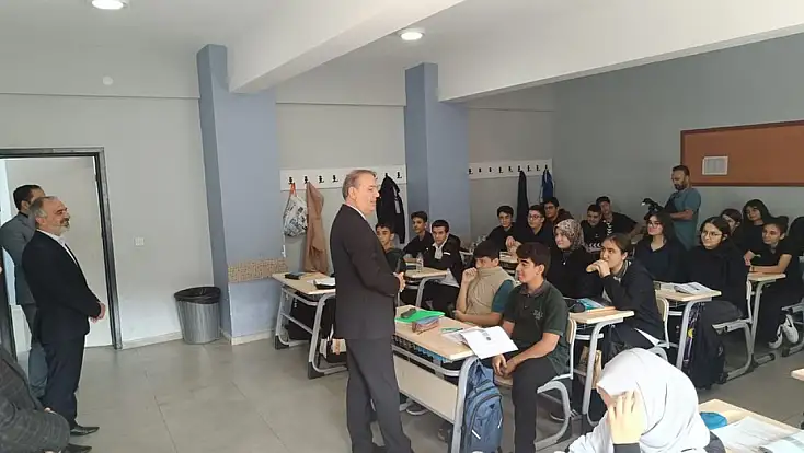 İl Müdürü Tosun, Esentepe Anadolu Lisesi öğrencileriyle bir araya geldi