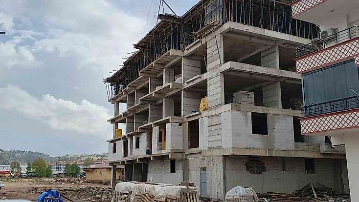 İnşaattan düşen işçi ağır yaralandı