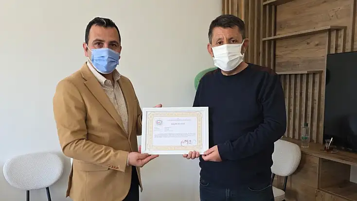 Kaymakam Algın’dan tedavi gören personele başarı belgesi