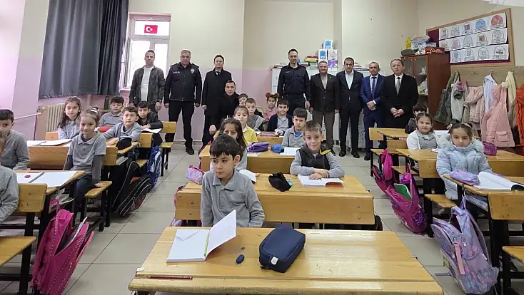 Kaymakam Algın Gölkent okulu öğretmen ve öğrencileriyle bir araya geldi