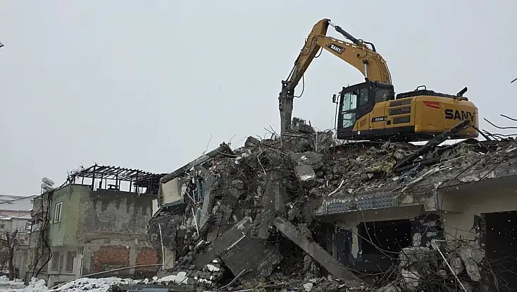 Kaymakam Algın, yıkım çalışmalarını yerinde inceledi