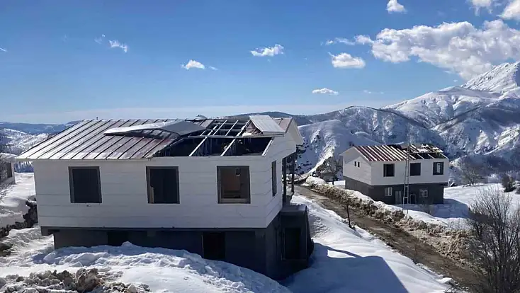 Konutların çatıları şiddetli rüzgara dayanamadı