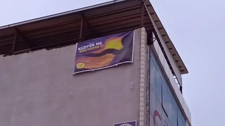 Binaya asılan pankart polis tarafından kaldırıldı