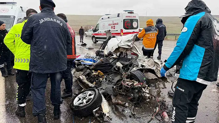 Otobüs otomobili kağıt gibi ezdi: 3 ölü, 1 yaralı