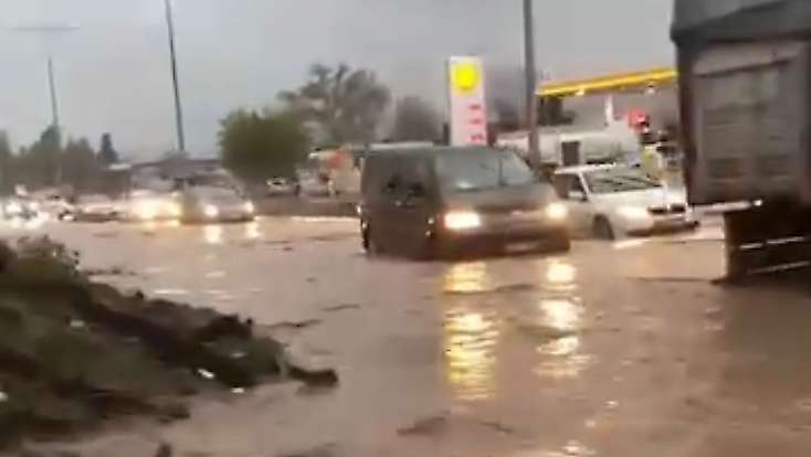 Sağanak Yağış Gölbaşı’nda hayatı felç etti