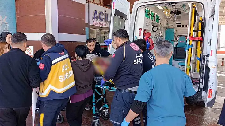 Tekeri çıkan otomobil takla attı: 1'i ağır 2 yaralı