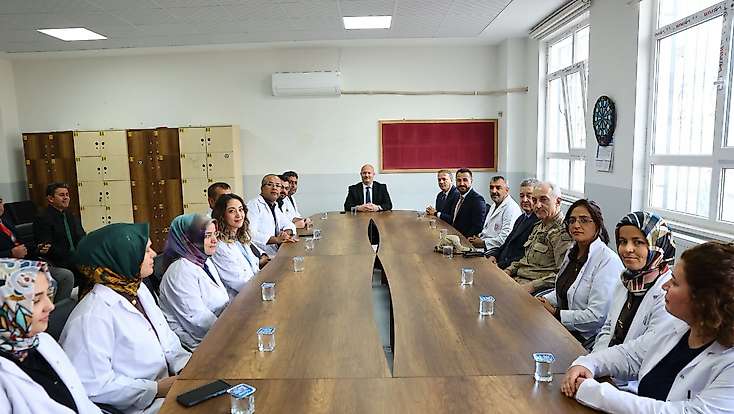 Vali Küçük Selahaddin Eyyubi Ortaokulu öğrencileriyle bir araya geldi
