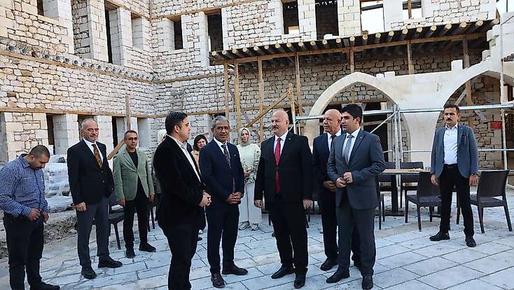Vali Küçük Tarihi Tuz Hanında incelemelerde bulundu