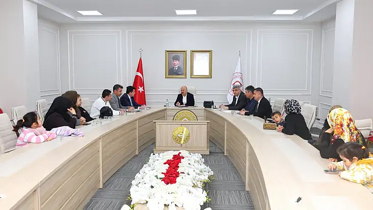 Vali Varol İş arayan vatandaşlarla bir araya geldi