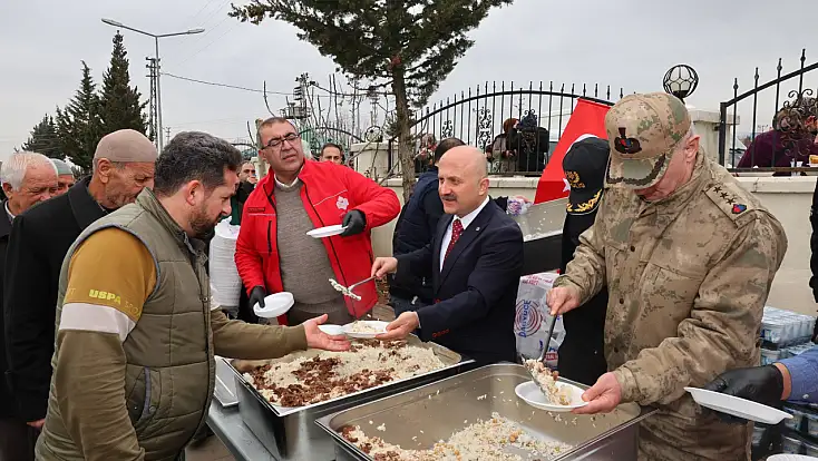 Vatandaşlara namaz çıkışı pilav ikram edildi