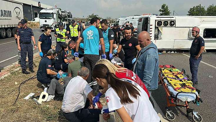 Yolcu otobüsü devrildi: 17 kişi yaralandı