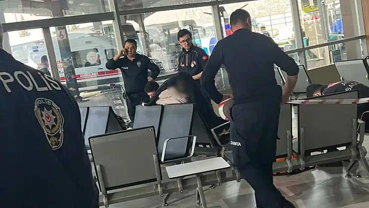 10 gündür otogarda yaşayan avukat oturduğu yerde hayatını kaybetti