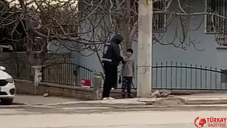 11 yaşındaki çocuk üşüyen polise atkı ve beresini verdi