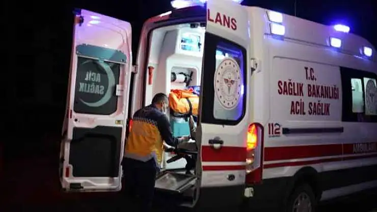 Otomobiller Çarpıştı 3 Kişi Yaralandı