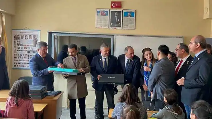 Rotary Okullara Bilim Setleri Dağıtıyor