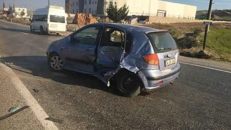 Adıyaman'da kamyonetle otomobil çarpıştı: 7 yaralı - Videolu Haber
