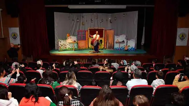 Çocuklara karne hediyesi tiyatro oyunu sergilendi - Videolu Haber