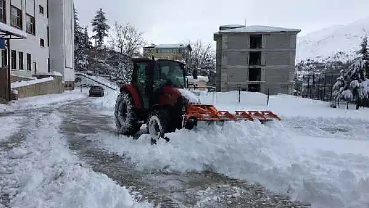 Çelikhan'da karın kapattığı yolları belediye ekipleri açıyor - Videolu Haber