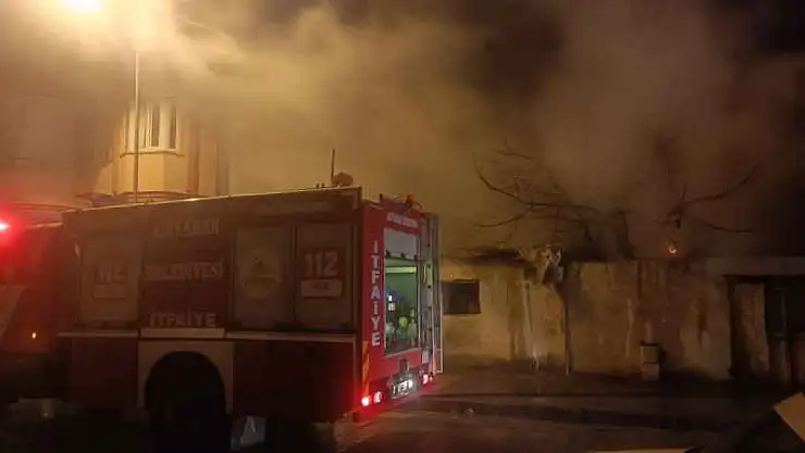 Kullanılmayan metruk evde korkutan yangın - Videolu Haber