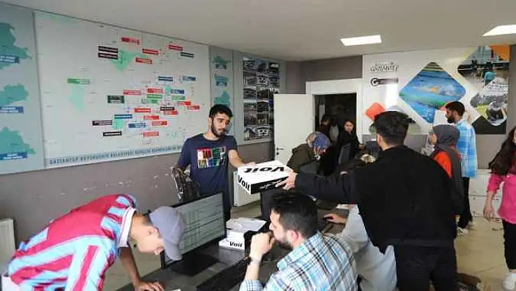 33 Bini Aşkın Üniversite Öğrencisine Çanta ve Spor Ayakkabı Dağıtıldı