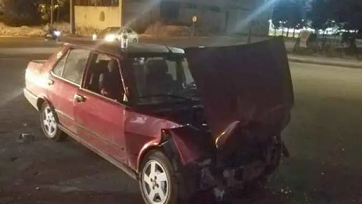 İki Otomobil Çarpıştı: 3 Yaralı