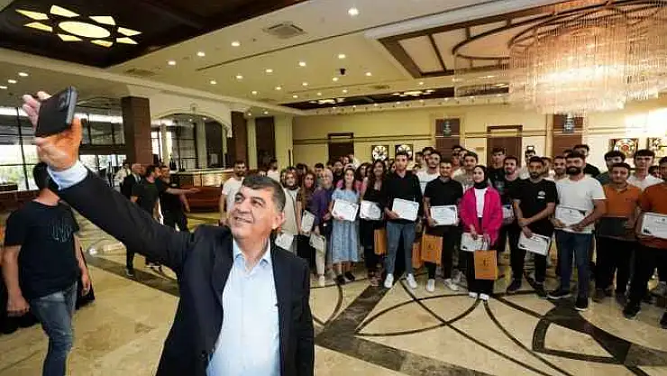 Gençlerin Hayali, Bir Sonraki Kareyi Üniformalı Çektirmek