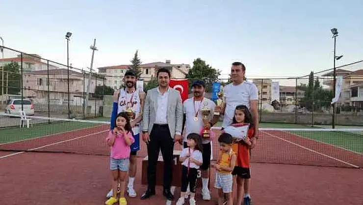 Veteran Kort Tenis Turnuvası Düzenlendi