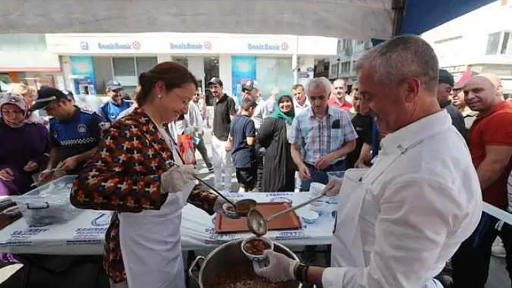 Tahmazoğlu, Vatandaşlara Aşure İkramında Bulundu