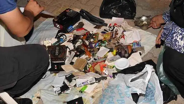 Kilis'te 13 Kamyonet Çöp Çıkan Evde Para Ve Altın Bulundu