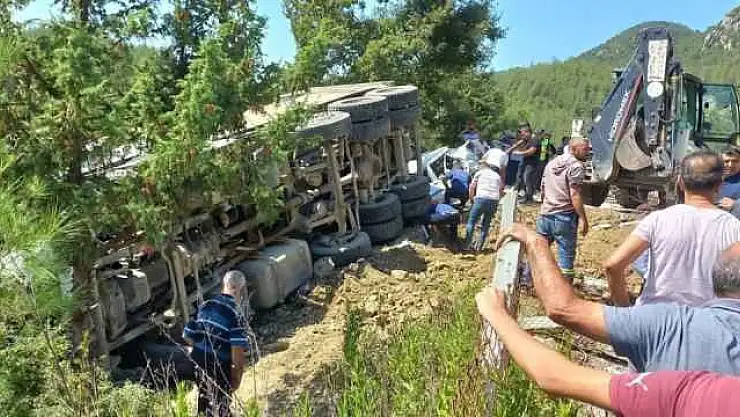 Kamyon Kalabalığın Arasına Daldı: 4 Ölü, 20 Yaralı