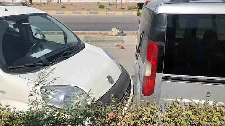 Kamyonet, Park Halindeki 4 Araca Çarptı, Kazada 4 Kişi Yaralandı