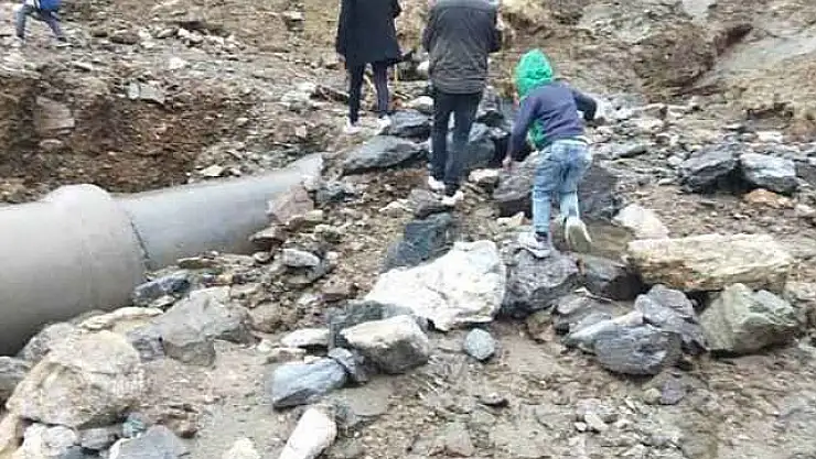 Sağanak Ve Dolu Nedeniyle Yol Kapandı