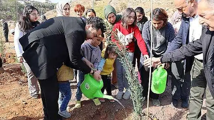 Gölbaşı İlçesinde 6 Şubat Deprem Şehitleri Mezarlığında Ağaç Dikildi