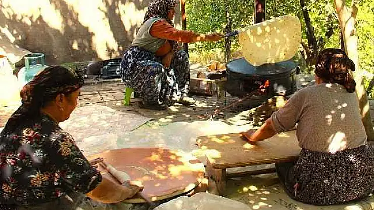 Kahramanmaraş'ta kadınlar bir araya gelerek imece usulü ekmek yapıyor